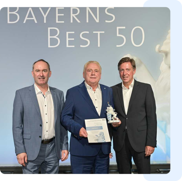 Bayerns Wirtschaftsminister Hubert Aiwanger übergibt die Auszeichnung BAYERNS BEST 50 an die bredent GmbH & Co. KG aus Senden